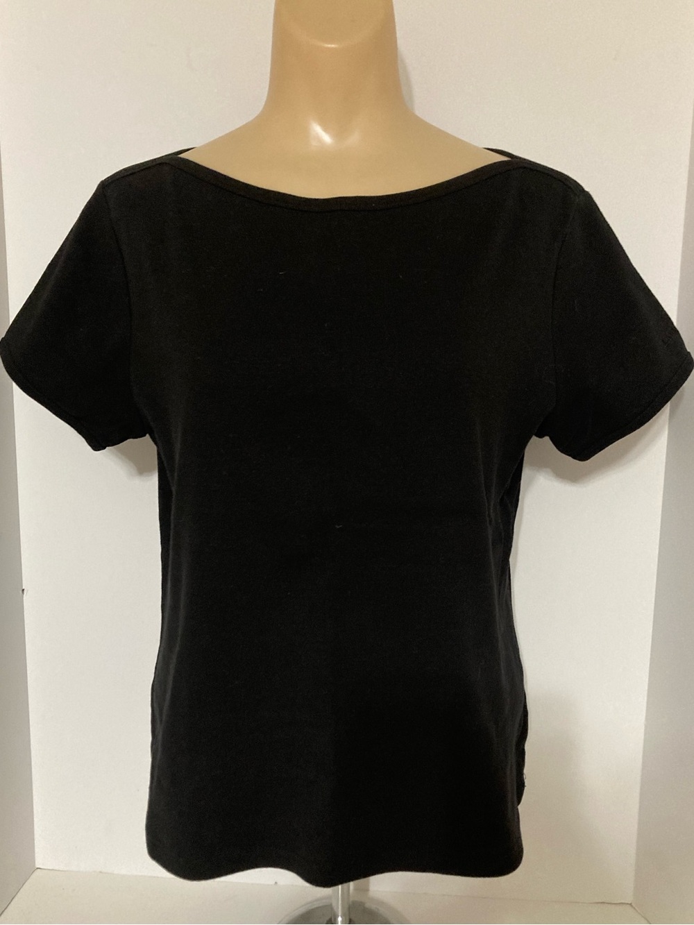 Black Women's Short Sleeve Boatneck Top. Item# SSct38